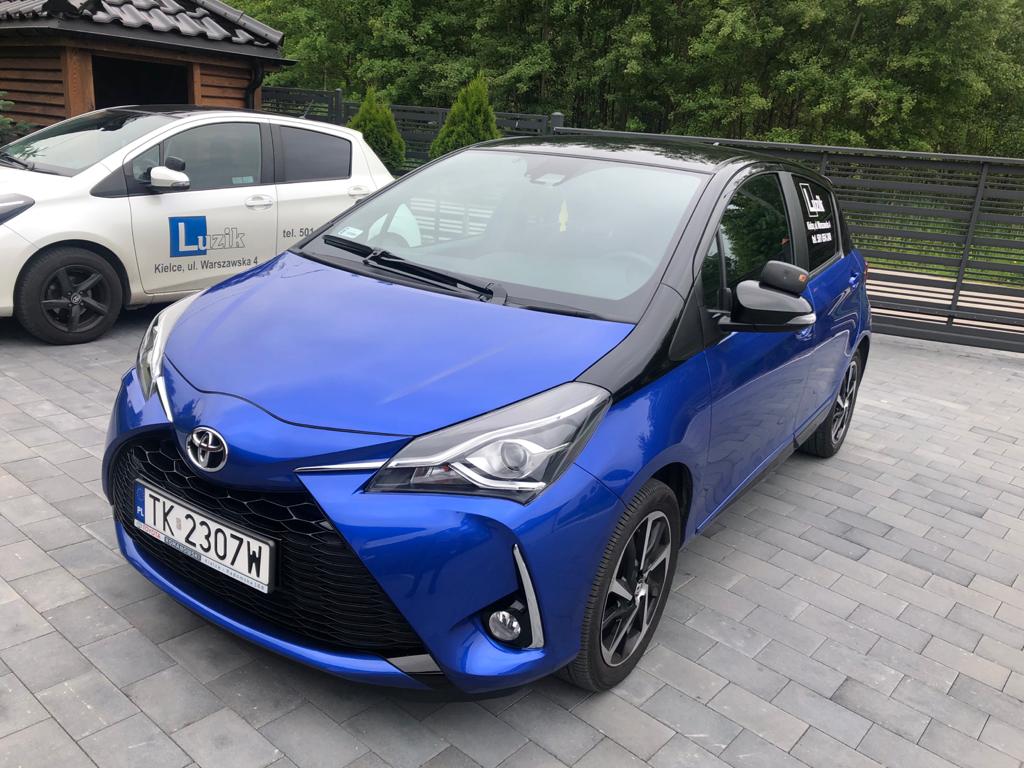 niebieska Toyota Yaris do nauki jazdy kategorii B