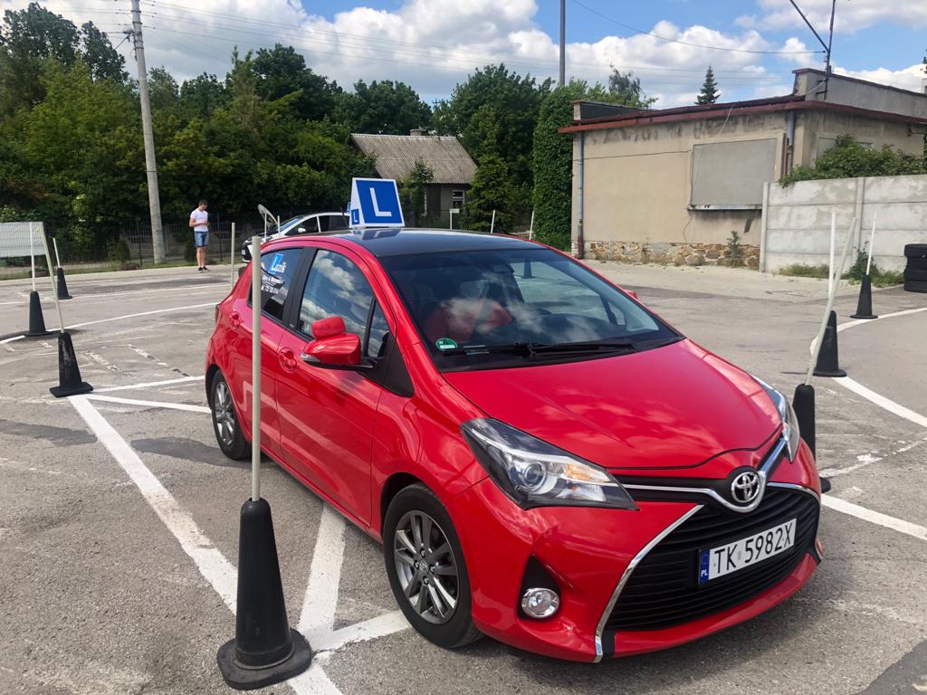 czerwona Toyota Yaris do nauki jazdy kategorii B