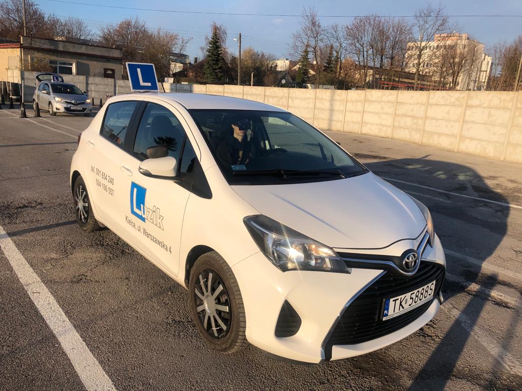 biała Toyota Yaris do nauki jazdy kategorii B