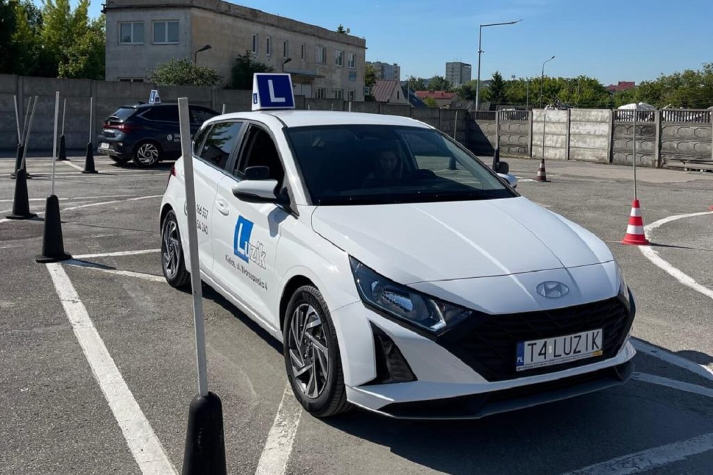Czy można rozpocząć naukę jazdy i zdać egzamin na prawo jazdy przed 18. rokiem życia