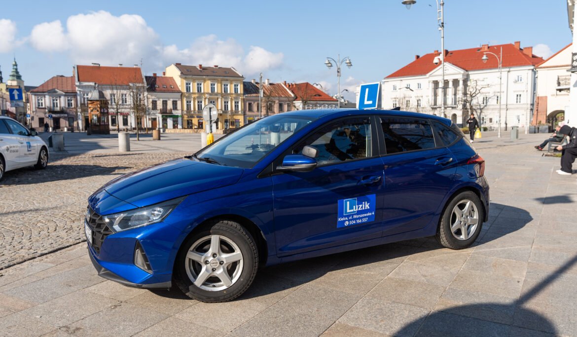 Niebieski Hyundai i20 do nauki jazdy kategorii B w Kielcach