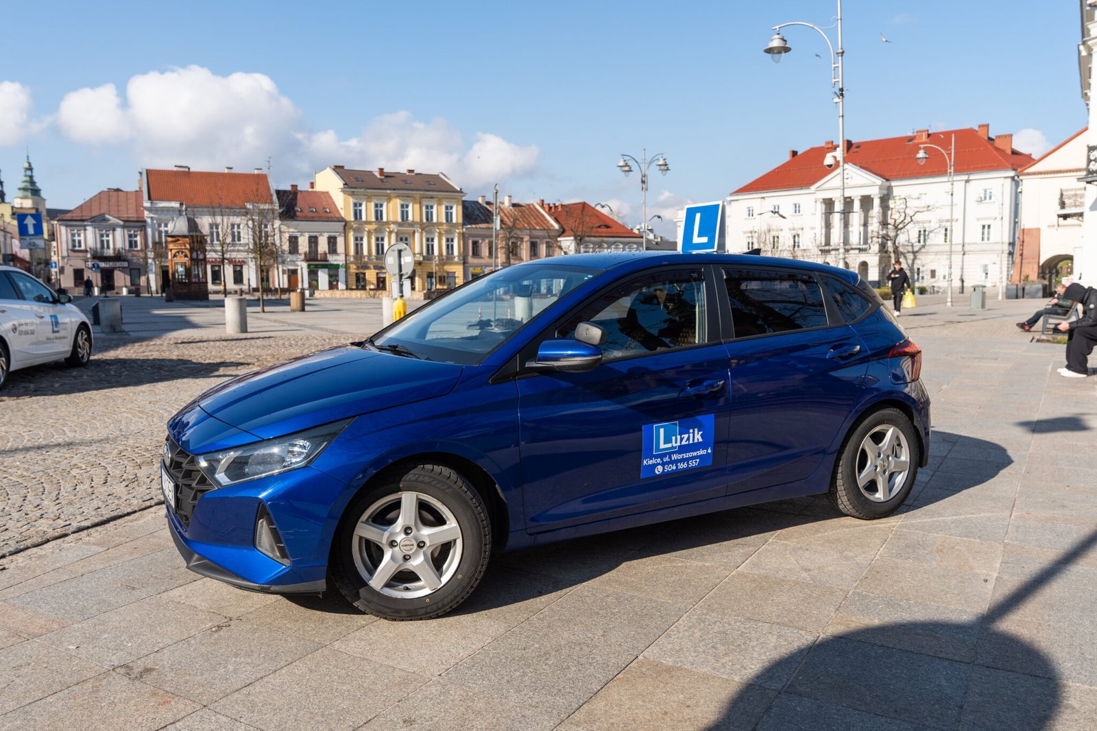 Niebieski Hyundai i20 do nauki jazdy kategorii B w Kielcach