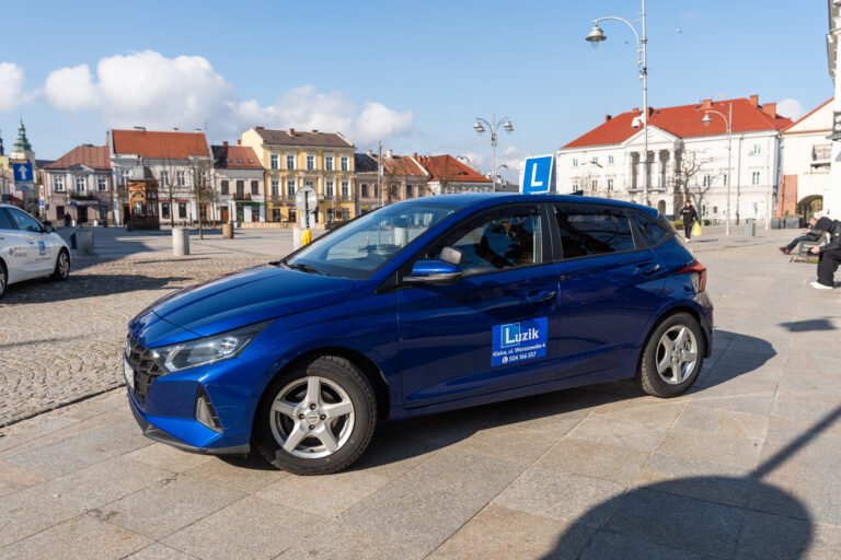 Niebieski Hyundai i20 do nauki jazdy kategorii B w Kielcach