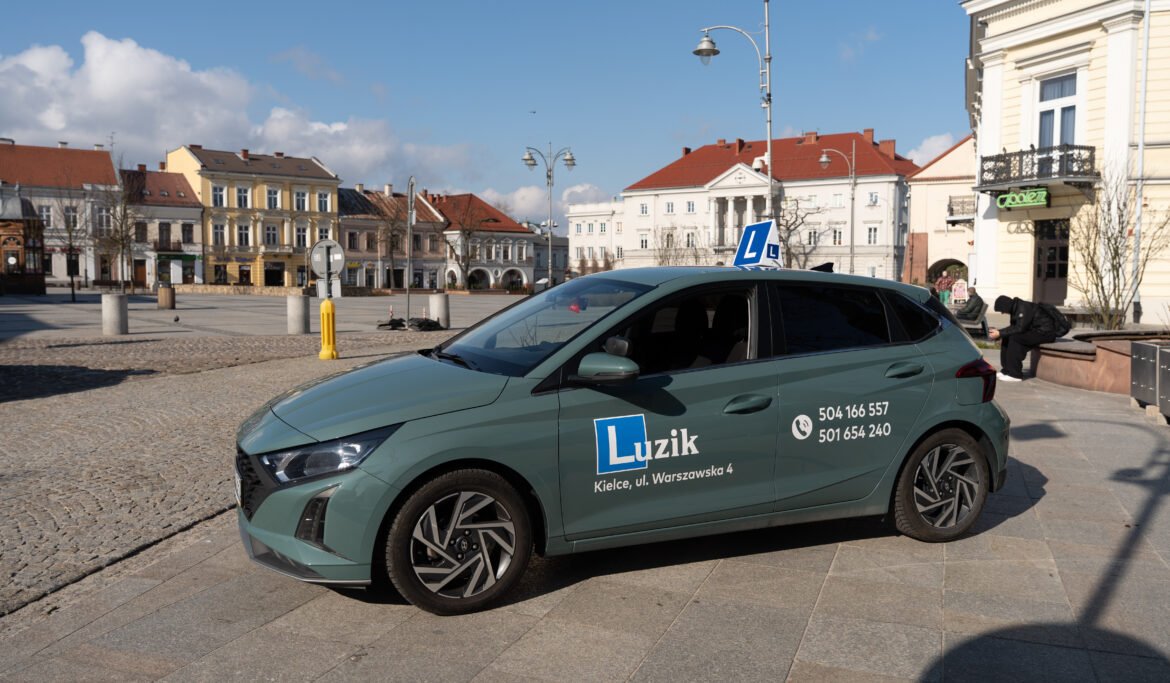 Zielony Hyundai i20 Szkoły Jazdy Luzik na placu w Kielcach