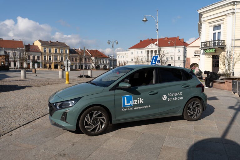 Zielony Hyundai i20 Szkoły Jazdy Luzik na placu w Kielcach