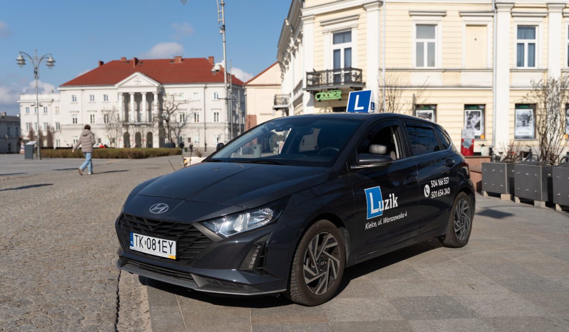 Ciemny Hyundai i20 do kursu prawa jazdy kat. B w Kielcach