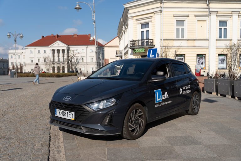 Ciemny Hyundai i20 do kursu prawa jazdy kat. B w Kielcach
