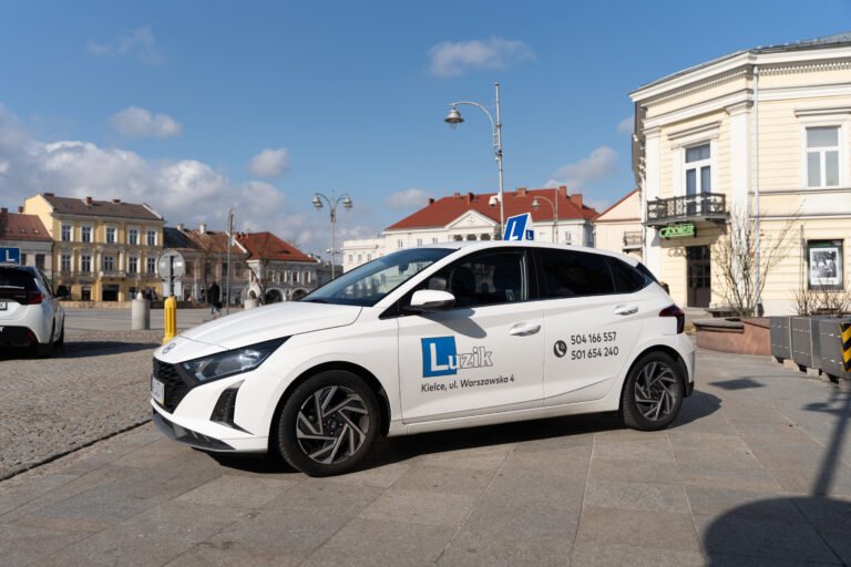 Biały Hyundai i20 z oznaczeniem nauki jazdy Szkoły Jazdy Luzik