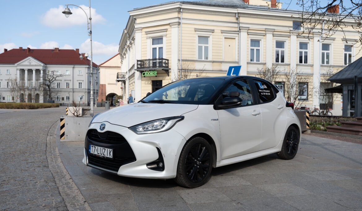 Biała Toyota Yaris automat do nauki jazdy kat. B w Kielcach