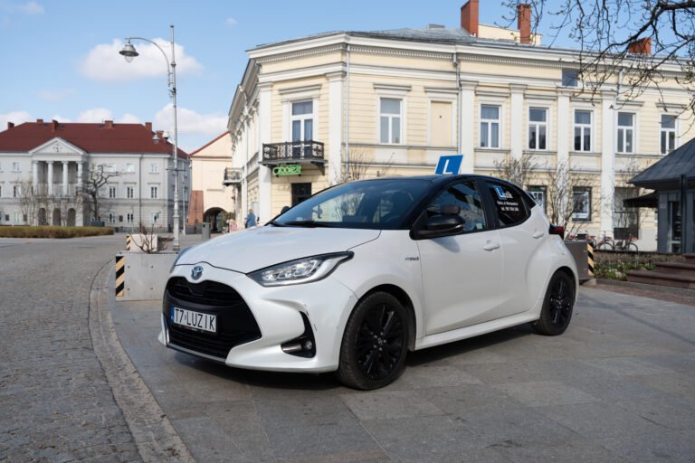Biała Toyota Yaris automat do nauki jazdy kat. B w Kielcach