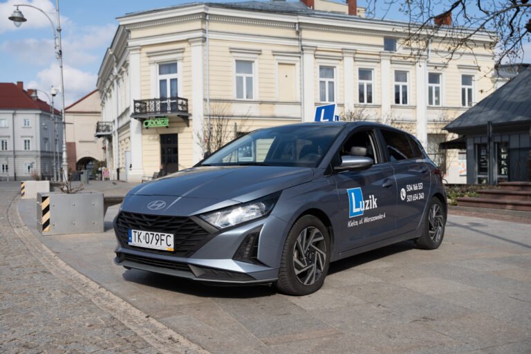 Szary Hyundai i20 z oznaczeniem L Szkoły Jazdy Luzik Kielce