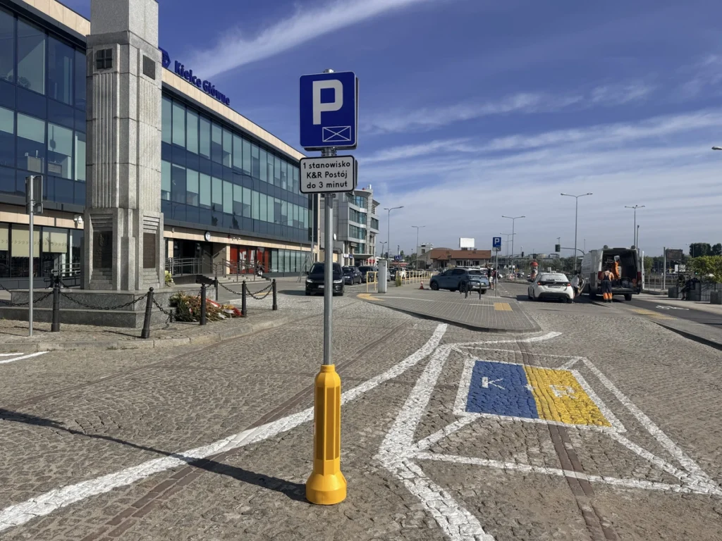 Kiss and Ride Kielce - Dworzec PKP Kielce Główne Znak D-18a "parking - miejsce zastrzeżone"