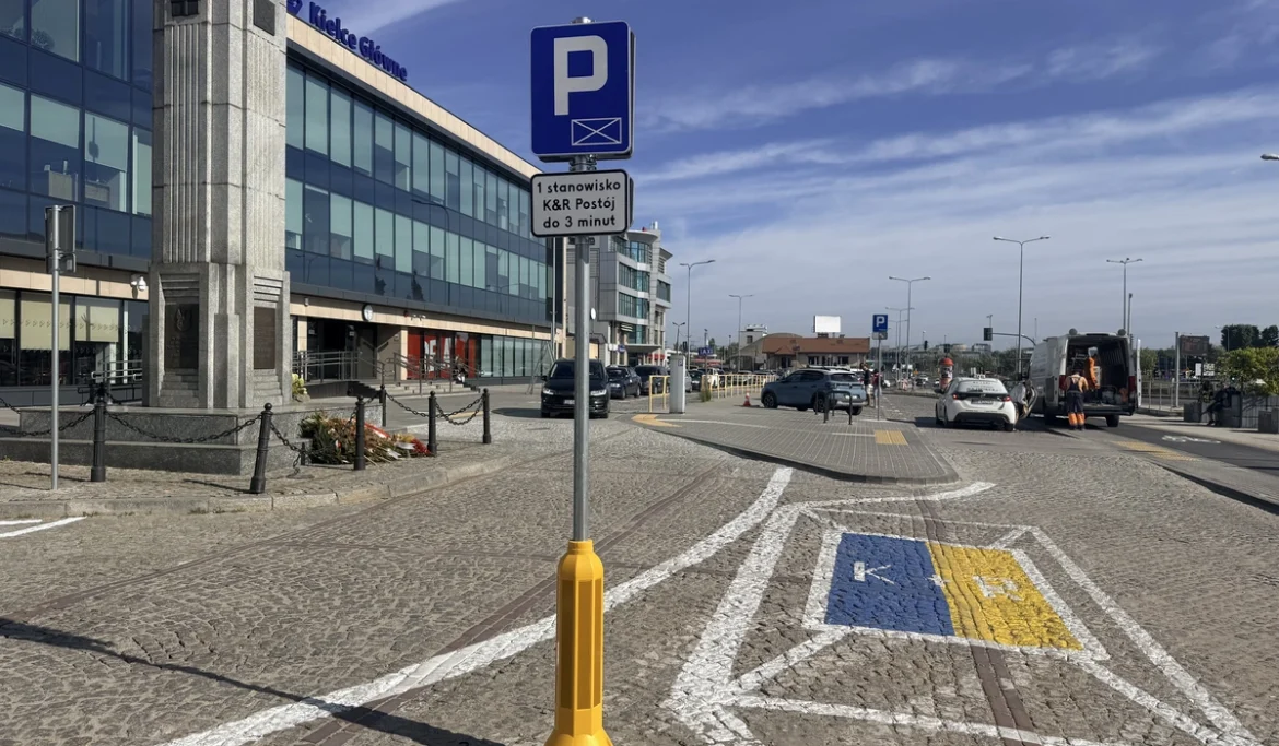 Kiss and Ride Kielce - Dworzec PKP Kielce Główne Znak D-18a "parking - miejsce zastrzeżone"