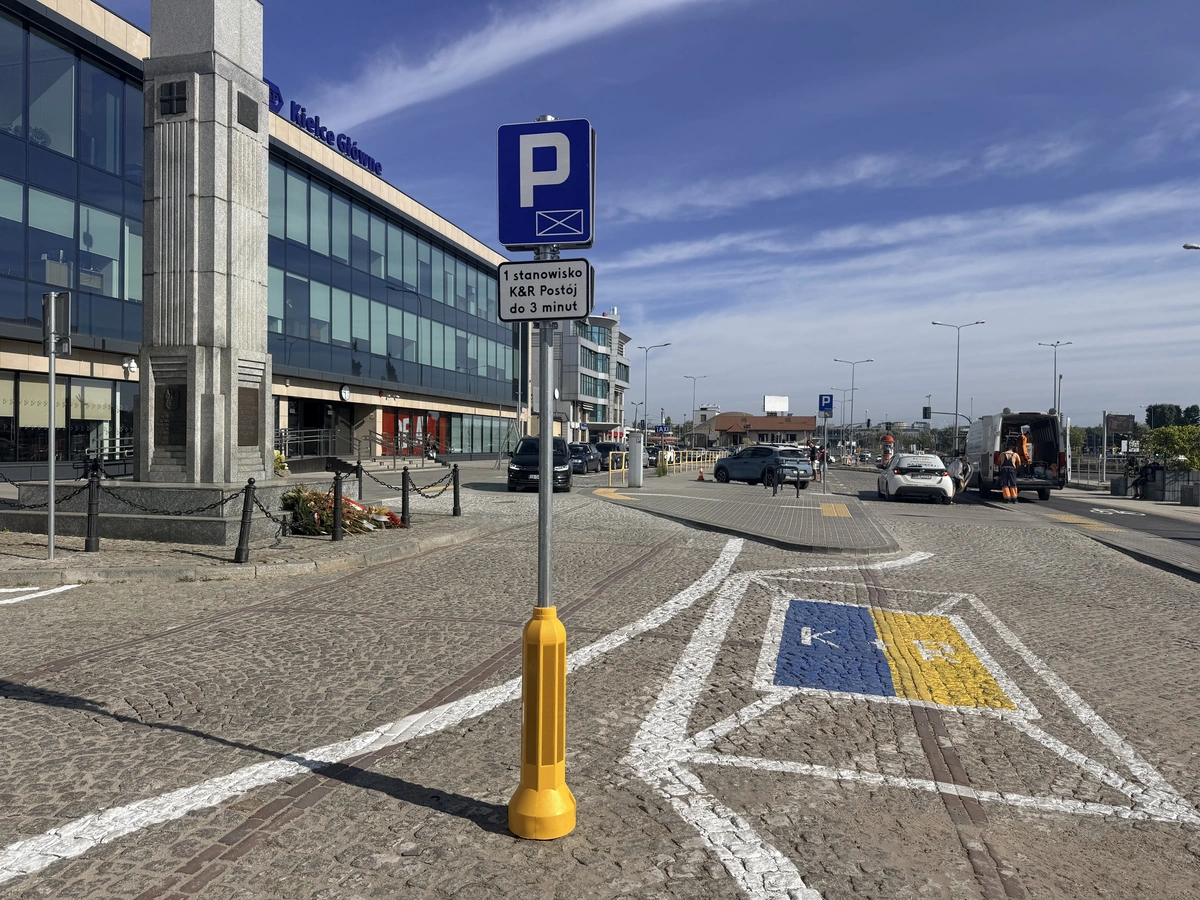 Kiss and Ride Kielce - Dworzec PKP Kielce Główne Znak D-18a "parking - miejsce zastrzeżone"